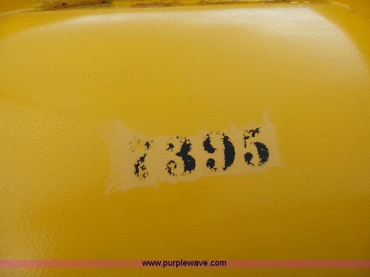 image for item L7206 2004 International 7400 dump truck