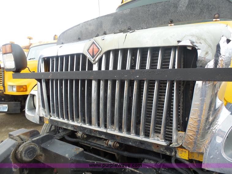 image for item L7206 2004 International 7400 dump truck