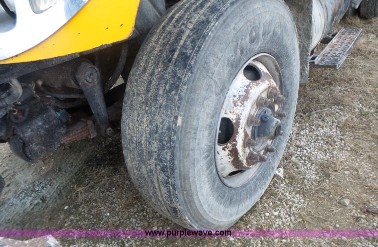 image for item L7206 2004 International 7400 dump truck