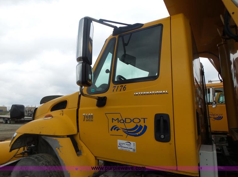 image for item L7206 2004 International 7400 dump truck