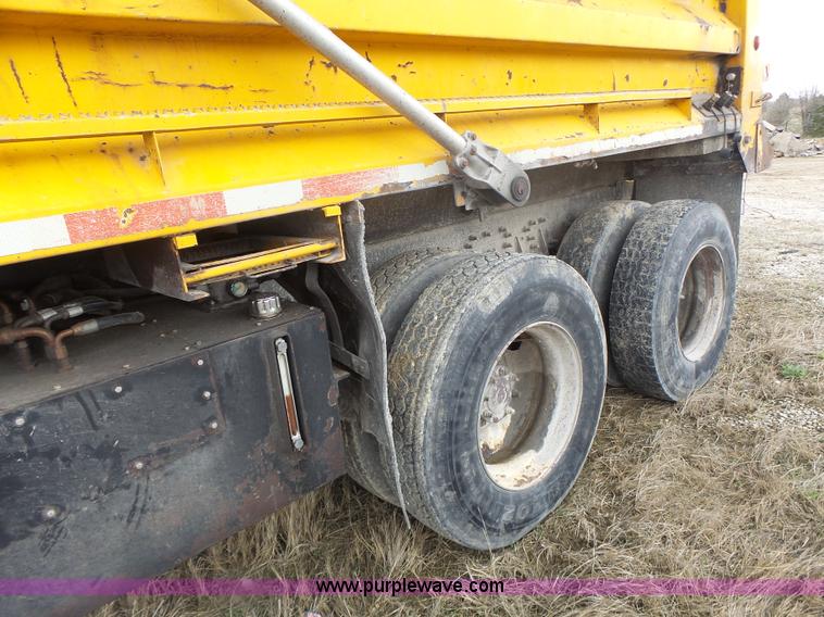 image for item L7206 2004 International 7400 dump truck