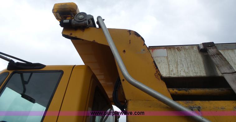 image for item L7206 2004 International 7400 dump truck