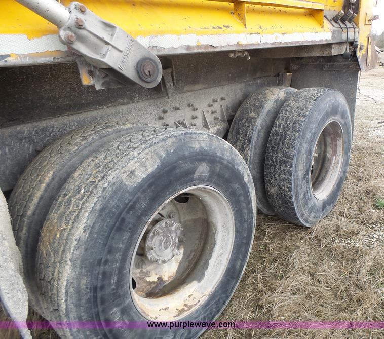 image for item L7206 2004 International 7400 dump truck