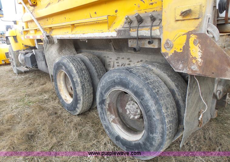 image for item L7206 2004 International 7400 dump truck