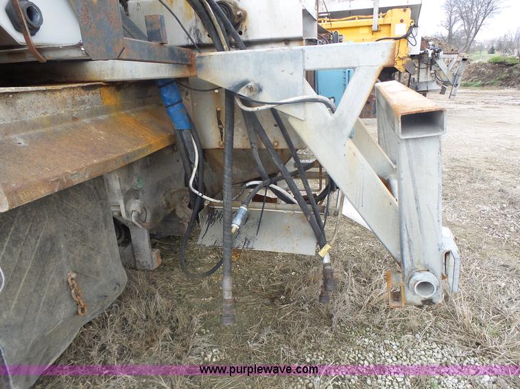 image for item L7206 2004 International 7400 dump truck