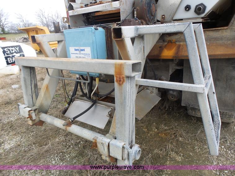 image for item L7206 2004 International 7400 dump truck