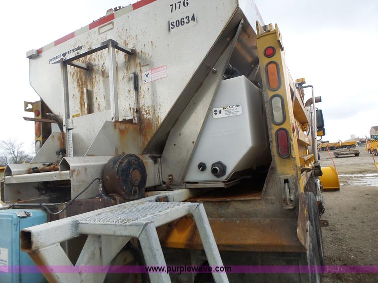 image for item L7206 2004 International 7400 dump truck