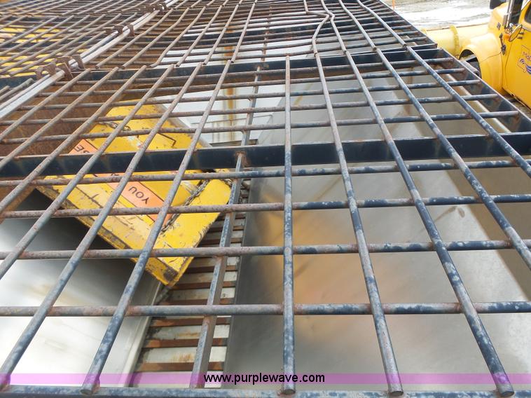 image for item L7206 2004 International 7400 dump truck