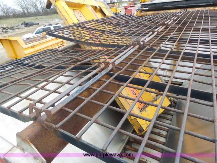 image for item L7206 2004 International 7400 dump truck