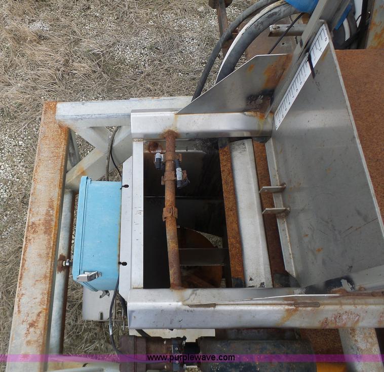 image for item L7206 2004 International 7400 dump truck