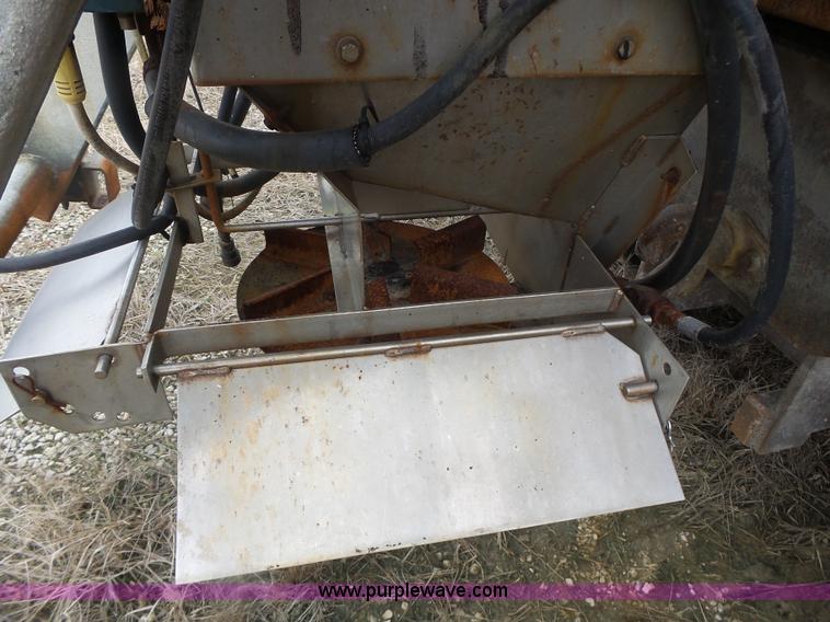 image for item L7206 2004 International 7400 dump truck