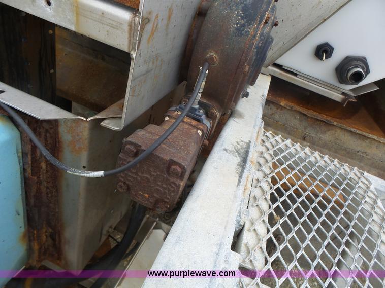 image for item L7206 2004 International 7400 dump truck