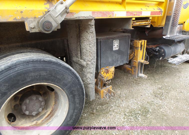 image for item L7206 2004 International 7400 dump truck
