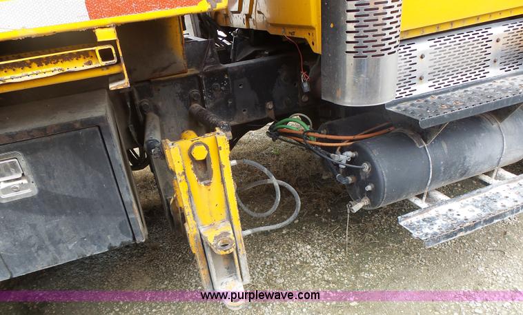 image for item L7206 2004 International 7400 dump truck