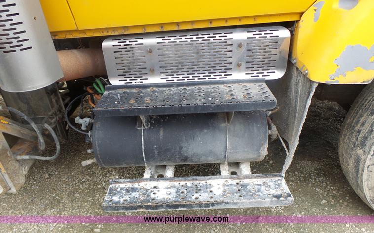 image for item L7206 2004 International 7400 dump truck