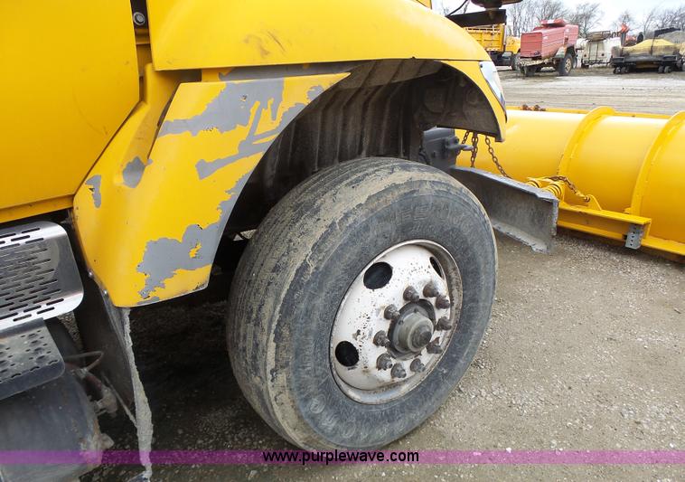 image for item L7206 2004 International 7400 dump truck