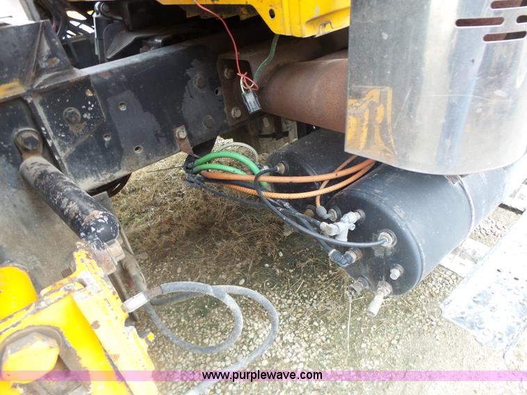 image for item L7206 2004 International 7400 dump truck