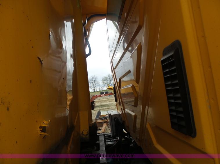 image for item L7206 2004 International 7400 dump truck