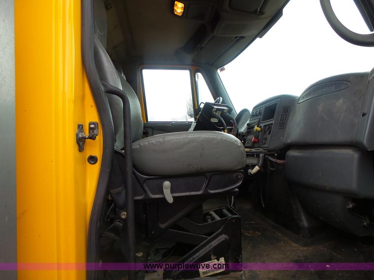 image for item L7206 2004 International 7400 dump truck