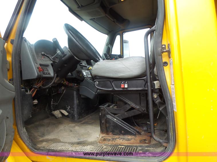 image for item L7206 2004 International 7400 dump truck
