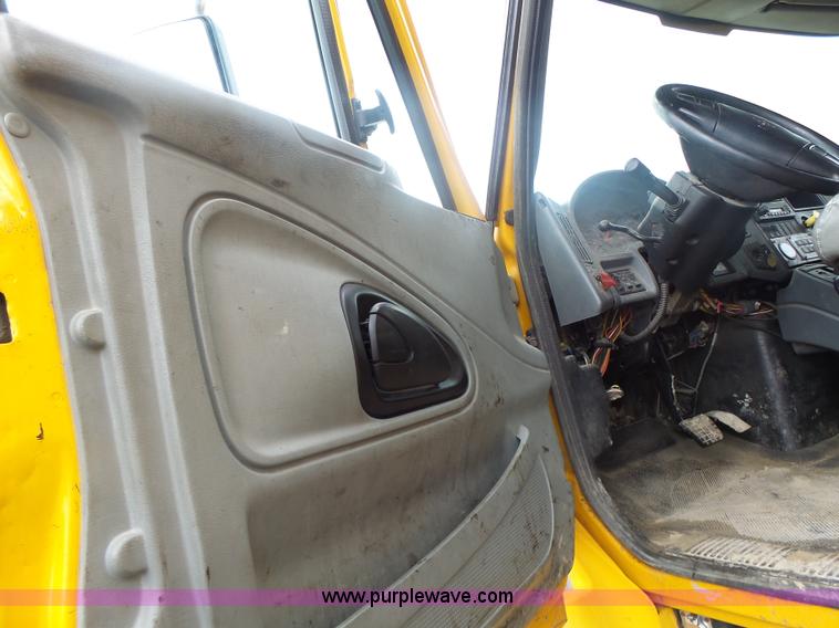 image for item L7206 2004 International 7400 dump truck