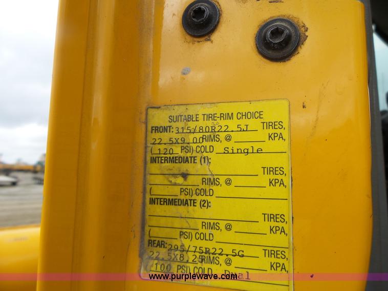 image for item L7206 2004 International 7400 dump truck