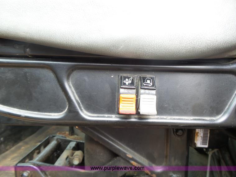 image for item L7206 2004 International 7400 dump truck