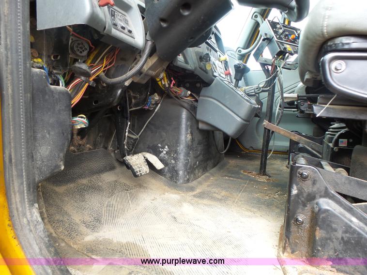 image for item L7206 2004 International 7400 dump truck