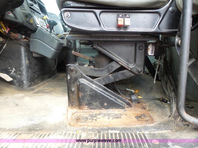 image for item L7206 2004 International 7400 dump truck