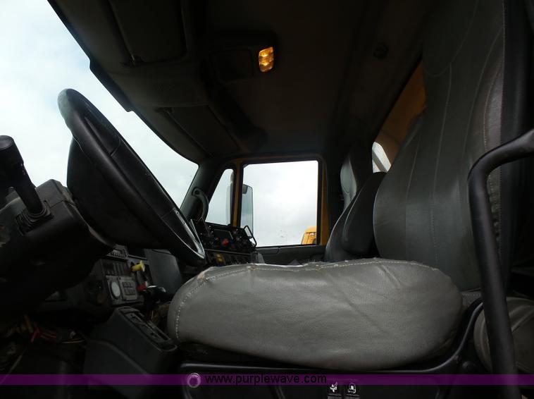 image for item L7206 2004 International 7400 dump truck