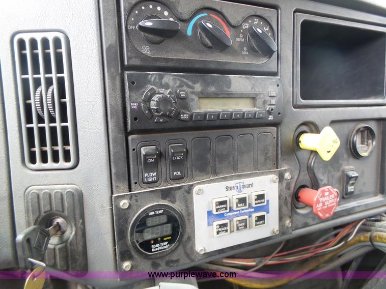 image for item L7206 2004 International 7400 dump truck