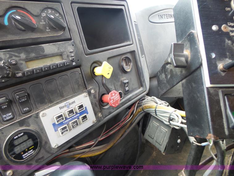 image for item L7206 2004 International 7400 dump truck