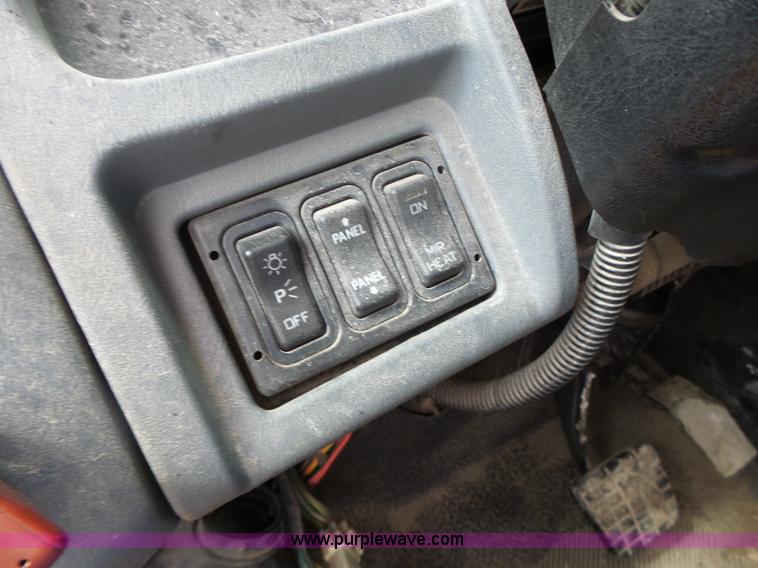 image for item L7206 2004 International 7400 dump truck