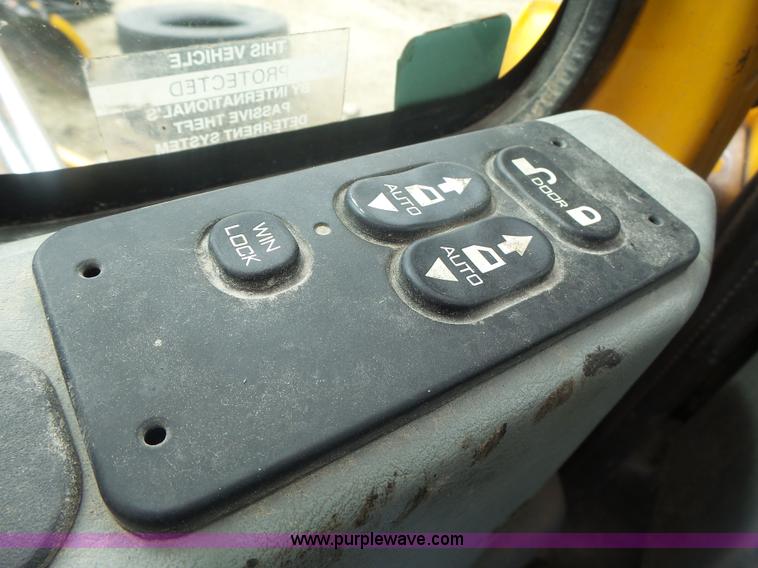 image for item L7206 2004 International 7400 dump truck