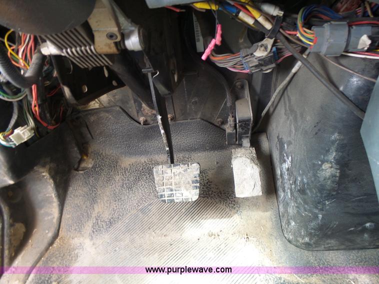 image for item L7206 2004 International 7400 dump truck