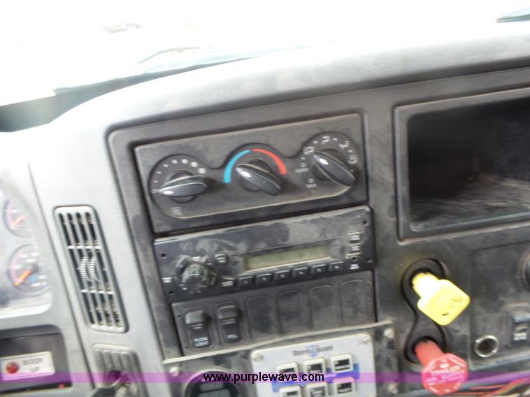 image for item L7206 2004 International 7400 dump truck