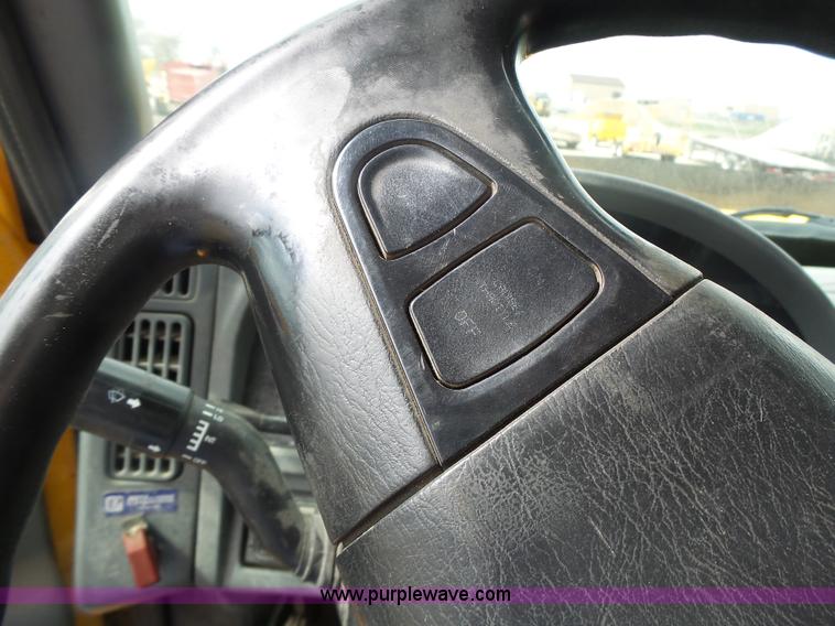 image for item L7206 2004 International 7400 dump truck