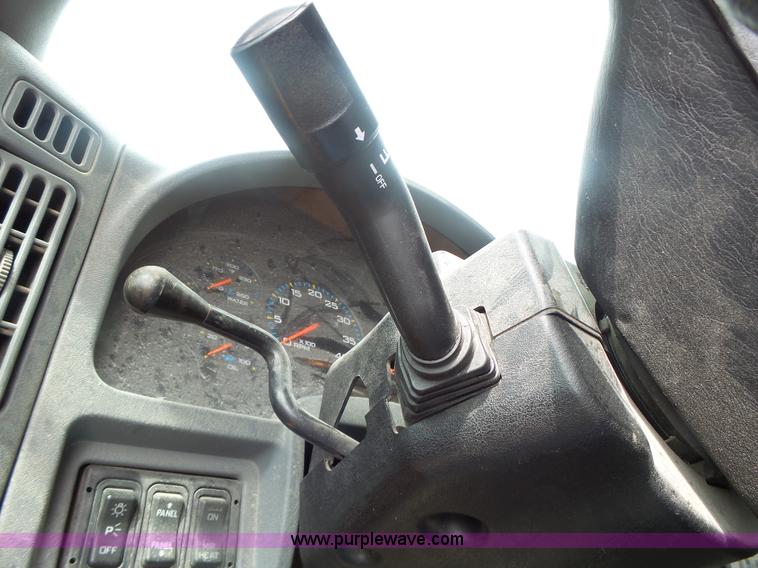 image for item L7206 2004 International 7400 dump truck