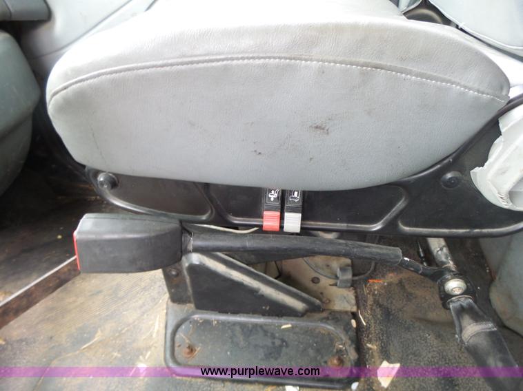 image for item L7206 2004 International 7400 dump truck