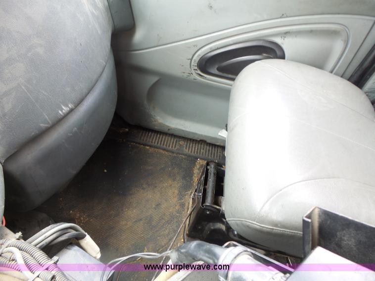 image for item L7206 2004 International 7400 dump truck