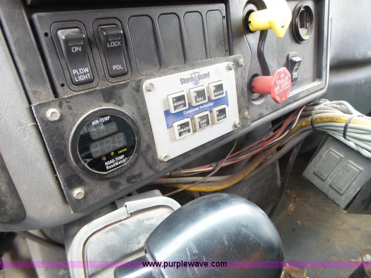 image for item L7206 2004 International 7400 dump truck