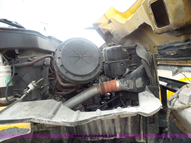 image for item L7206 2004 International 7400 dump truck