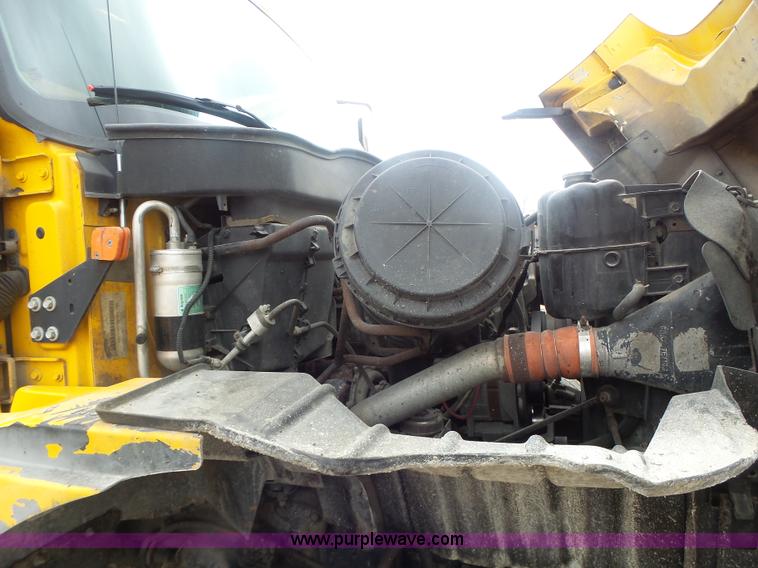 image for item L7206 2004 International 7400 dump truck