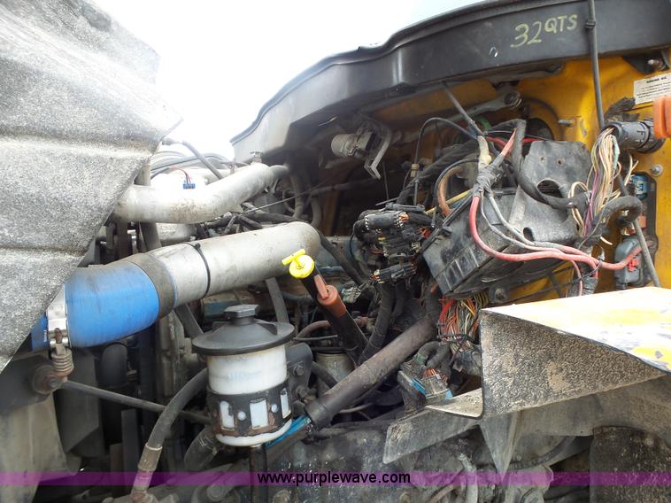 image for item L7206 2004 International 7400 dump truck