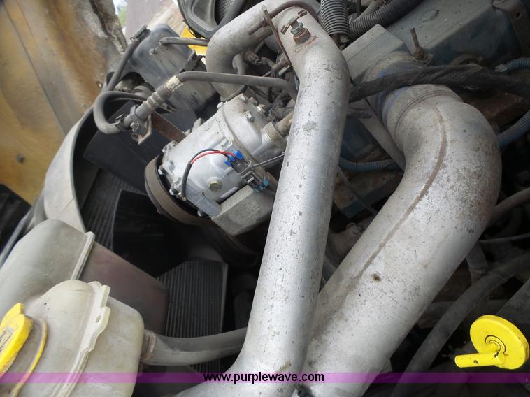 image for item L7206 2004 International 7400 dump truck