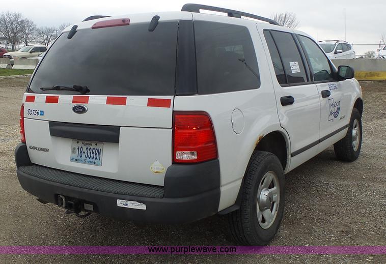 image for item L7208 2004 Ford Explorer XLS SUV