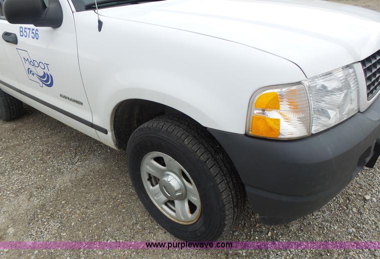 image for item L7208 2004 Ford Explorer XLS SUV