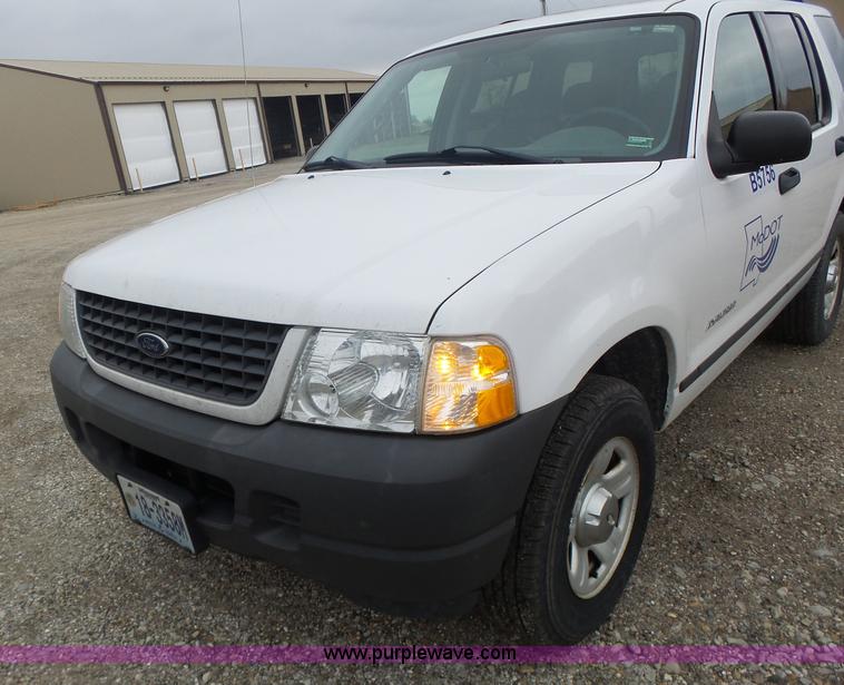 image for item L7208 2004 Ford Explorer XLS SUV