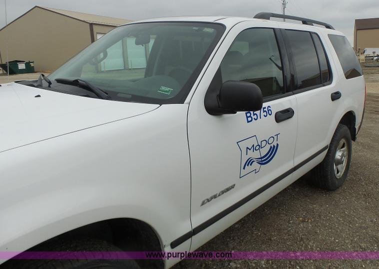 image for item L7208 2004 Ford Explorer XLS SUV