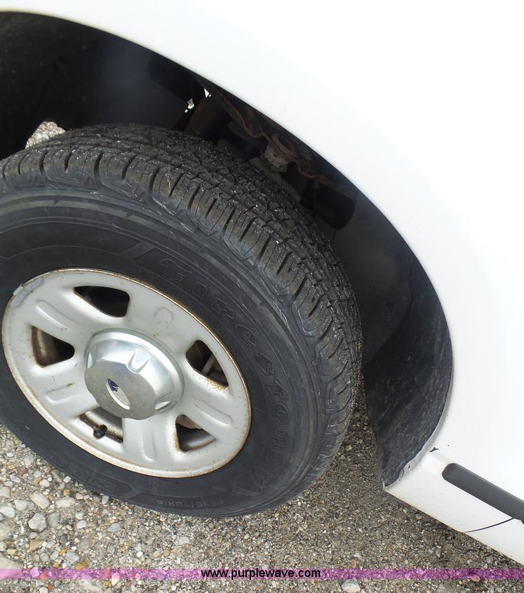 image for item L7208 2004 Ford Explorer XLS SUV